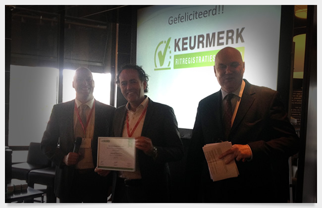 Directeur S. de Potter neemt keurmerk in ontvangst 2
