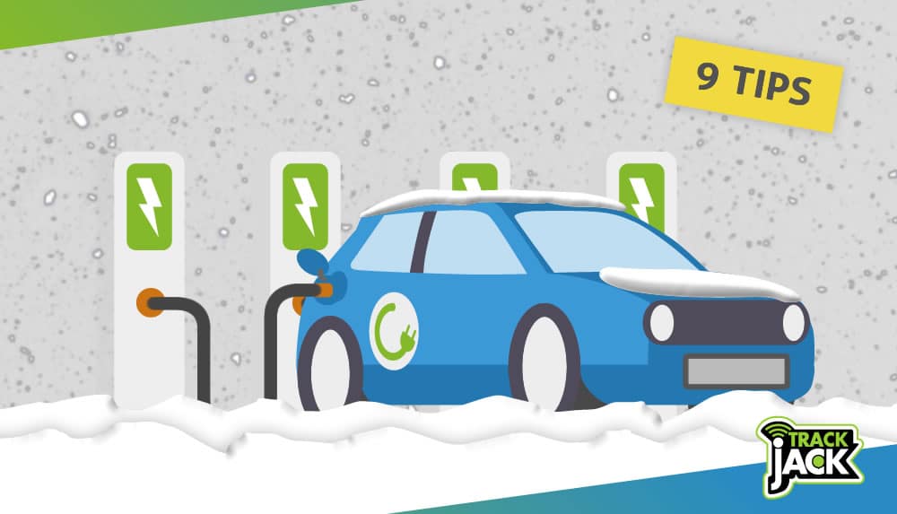 Elektrische auto die in de sneeuw aan een laadpaal staat te laden