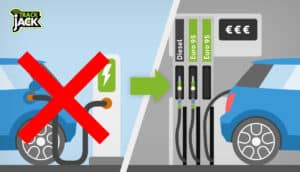 Elektrische auto bij een laadpaal met een bestuurder die nadenkt over overstappen naar een benzineauto