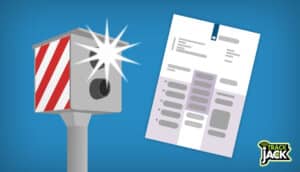 Flitspaal registreert snelheid naast een belastingbrief die verkeersboetes toont