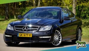 Mercedes C-Klasse Coupé op parkeerplaats – youngtimer 2026