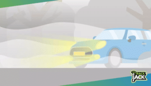 Auto rijdt veilig door dichte mist op de weg