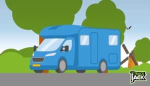 Camper geparkeerd in een bosrijke omgeving met bomen op de achtergrond