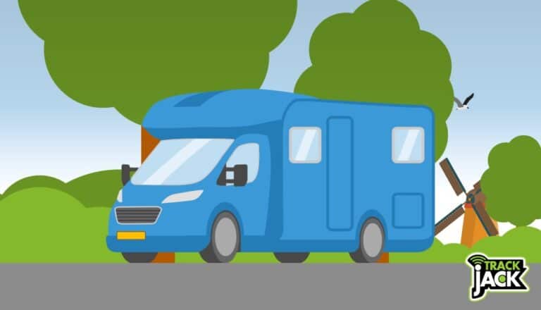 Camper geparkeerd in een bosrijke omgeving met bomen op de achtergrond