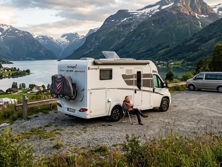 Camper geparkeerd in bergachtig landschap tijdens campervakantie