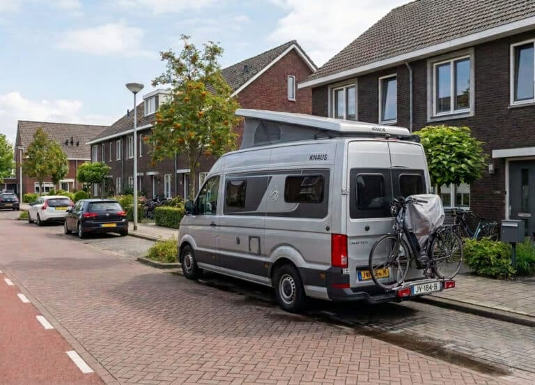 Camper geparkeerd op een openbare parkeerplaats in een woonwijk