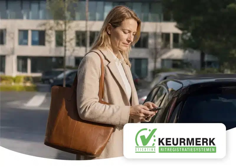 Onderneemster bij haar auto van de zaak, met het logo van de Stichting Keurmerk RitRegistratieSystemen