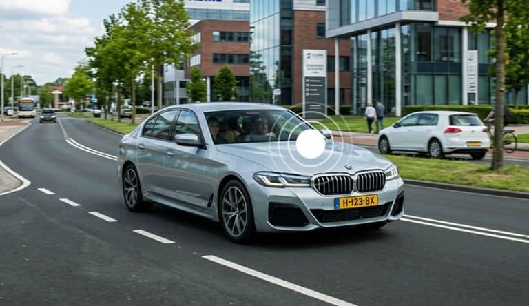 Personenauto met GPS tracker onderweg, live te volgen op de kaart. Ga naar Bekijk de GPS trackers