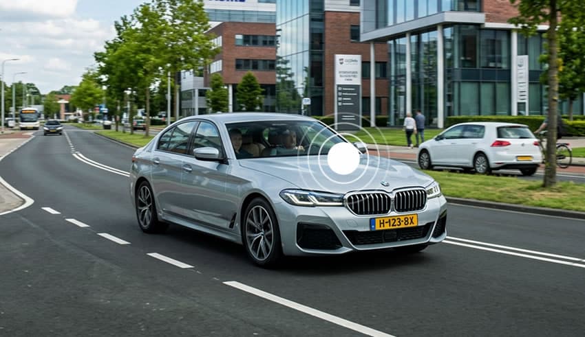 Personenauto met GPS tracker onderweg, live te volgen op de kaart