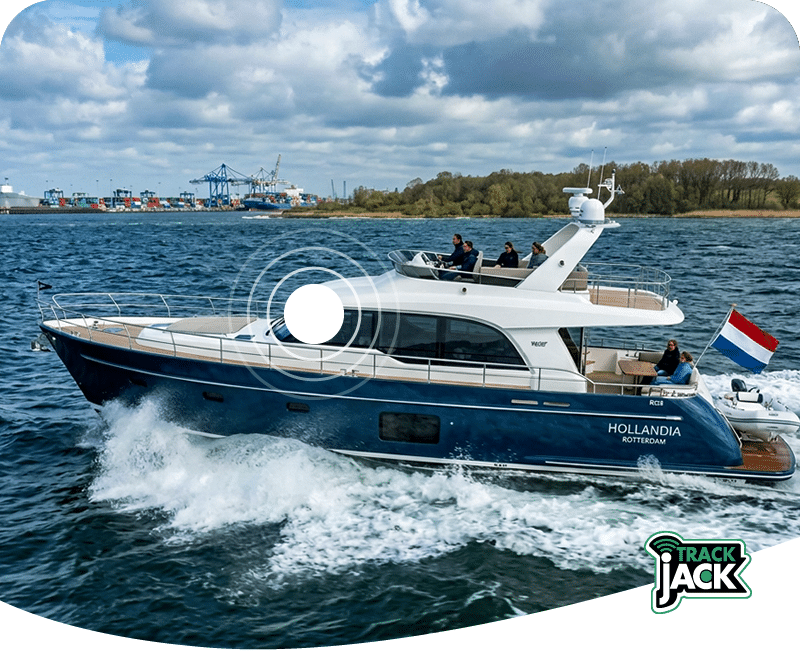 Boot op het water met een TrackJack Marine GPS tracker aan boord