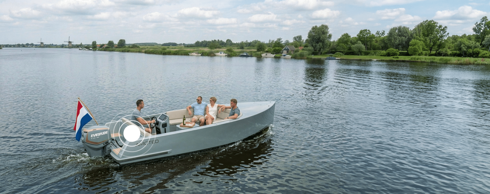 Sloep met vier opvarenden op een Hollandse plas, beveiligd met een GPS tracker