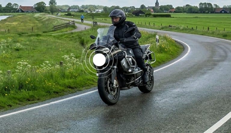 Motor met verborgen GPS tracker tegen diefstal. Ga naar GPS tracker voor je motor