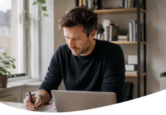 Zzp’er werkt thuis aan zijn administratie achter een laptop, met automatische rittenregistratie