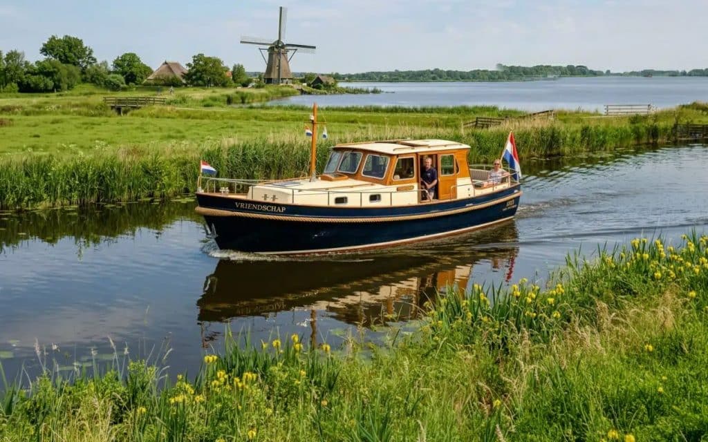 Motorboot op het water, uitgerust met een GPS-tracker