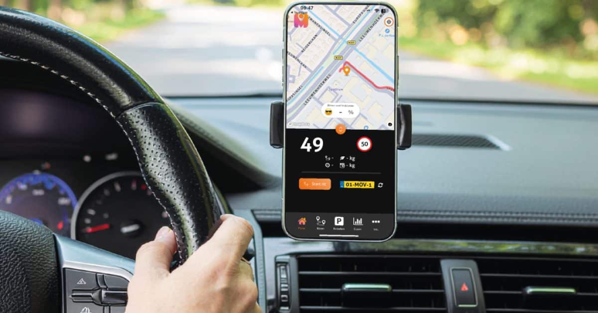 Telefoon met de MoveJack app in een houder op het dashboard