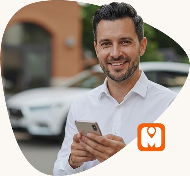 Zakelijke rijder met de MoveJack app op zijn telefoon. Ga naar Welk systeem past bij jou?